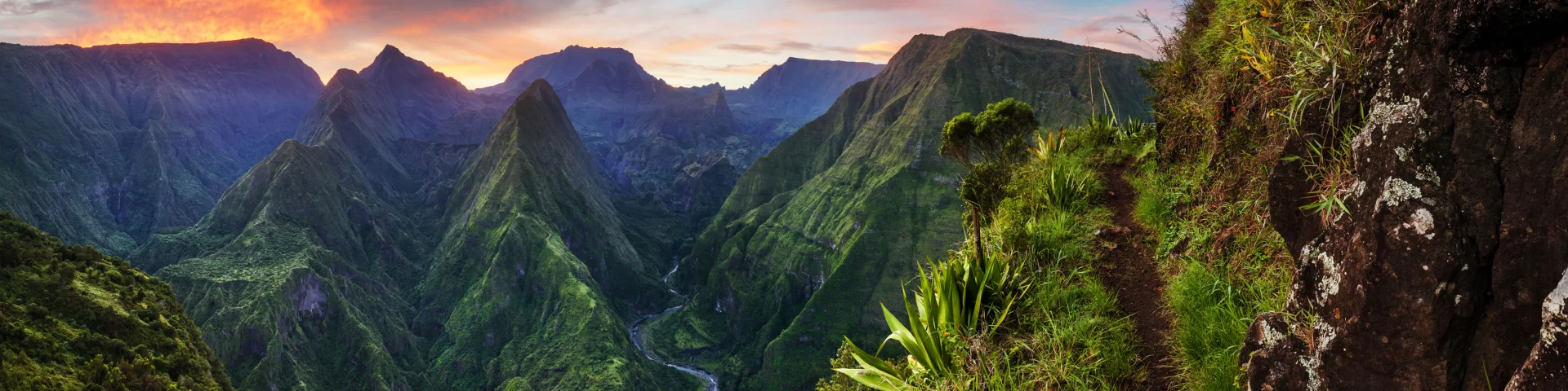 Paysages à la Réunion montagneMafate79sentierCapNoir