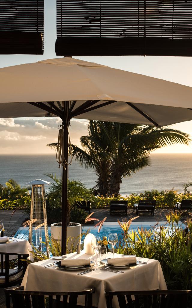 Expérience Une nuit en hôtel de charme: Hôtel Le Blue Margouillat : le restaurant gastronomique et la piscine avec vue sur l'océan Indien.
