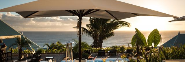 Expérience Une nuit en hôtel de charme: Hôtel Le Blue Margouillat : le restaurant gastronomique et la piscine avec vue sur l'océan Indien.