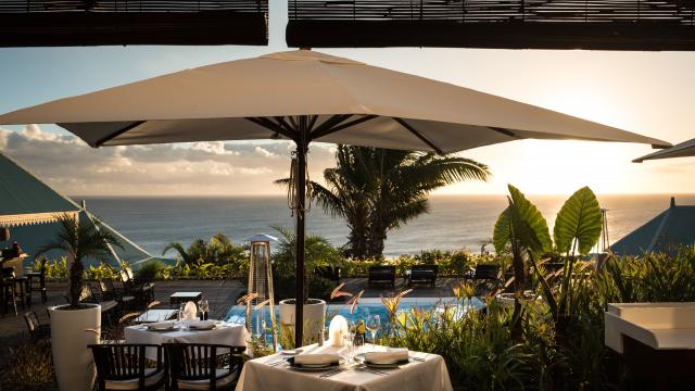 Expérience Une nuit en hôtel de charme: Hôtel Le Blue Margouillat : le restaurant gastronomique et la piscine avec vue sur l'océan Indien.