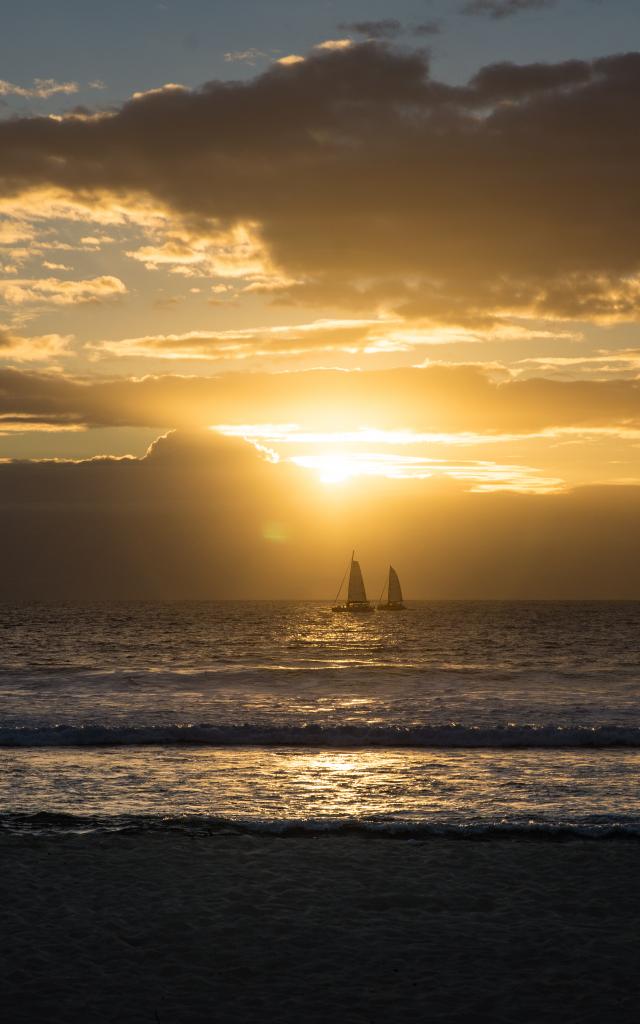 Expérience Coucher de soleil les pieds dans l'eau : un coucher de soleil sur la plage des Brisants, à Saint Giles les Bains - La Réunion.