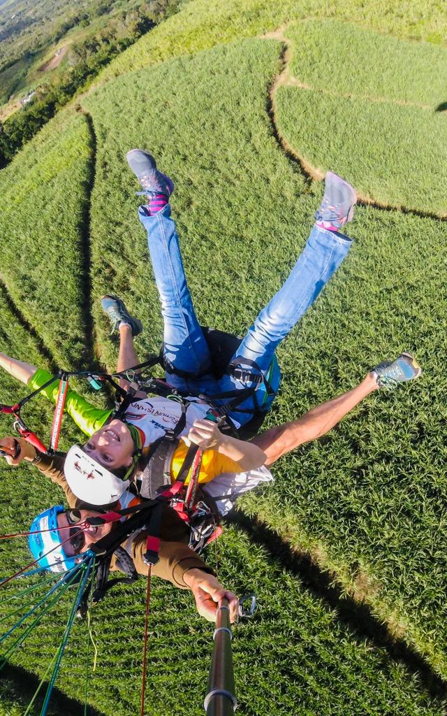Expérience Piloter un parapente: en plein vol, au dessus des champs.