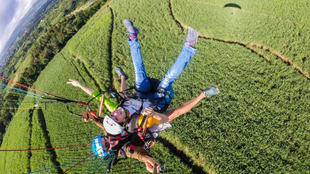Expérience Piloter un parapente: en plein vol, au dessus des champs.