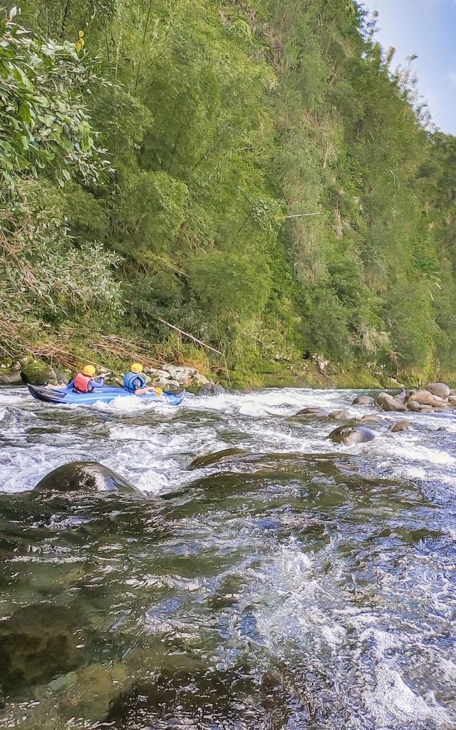 Descente en rafting à La Réunion : une journée eaux vives à la rivière des Marsouins, entre sensations et fous rires.