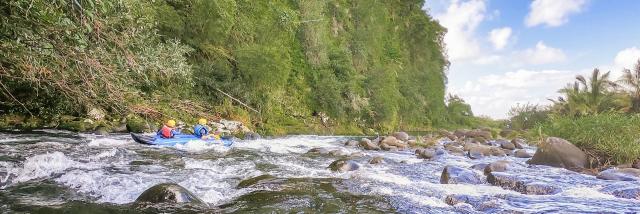 Descente en rafting à La Réunion : une journée eaux vives à la rivière des Marsouins, entre sensations et fous rires.