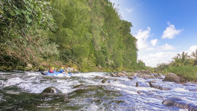 Descente en rafting à La Réunion : une journée eaux vives à la rivière des Marsouins, entre sensations et fous rires.