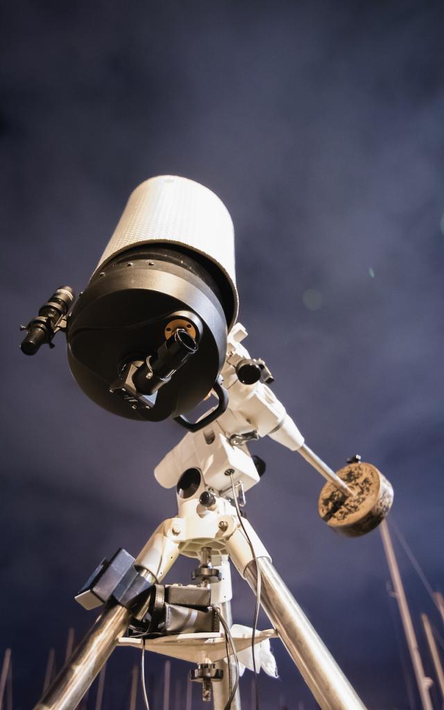 Expérience Observer les étoiles en mer. Une sortie nocturne, en catamaran, pour découvrir la voie lactée.