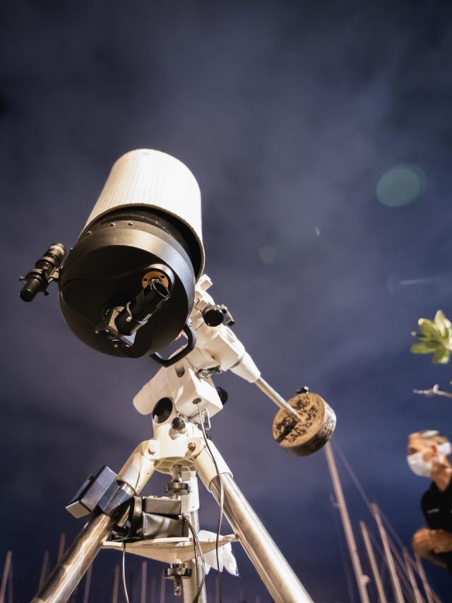 Expérience Observer les étoiles en mer. Une sortie nocturne, en catamaran, pour découvrir la voie lactée.