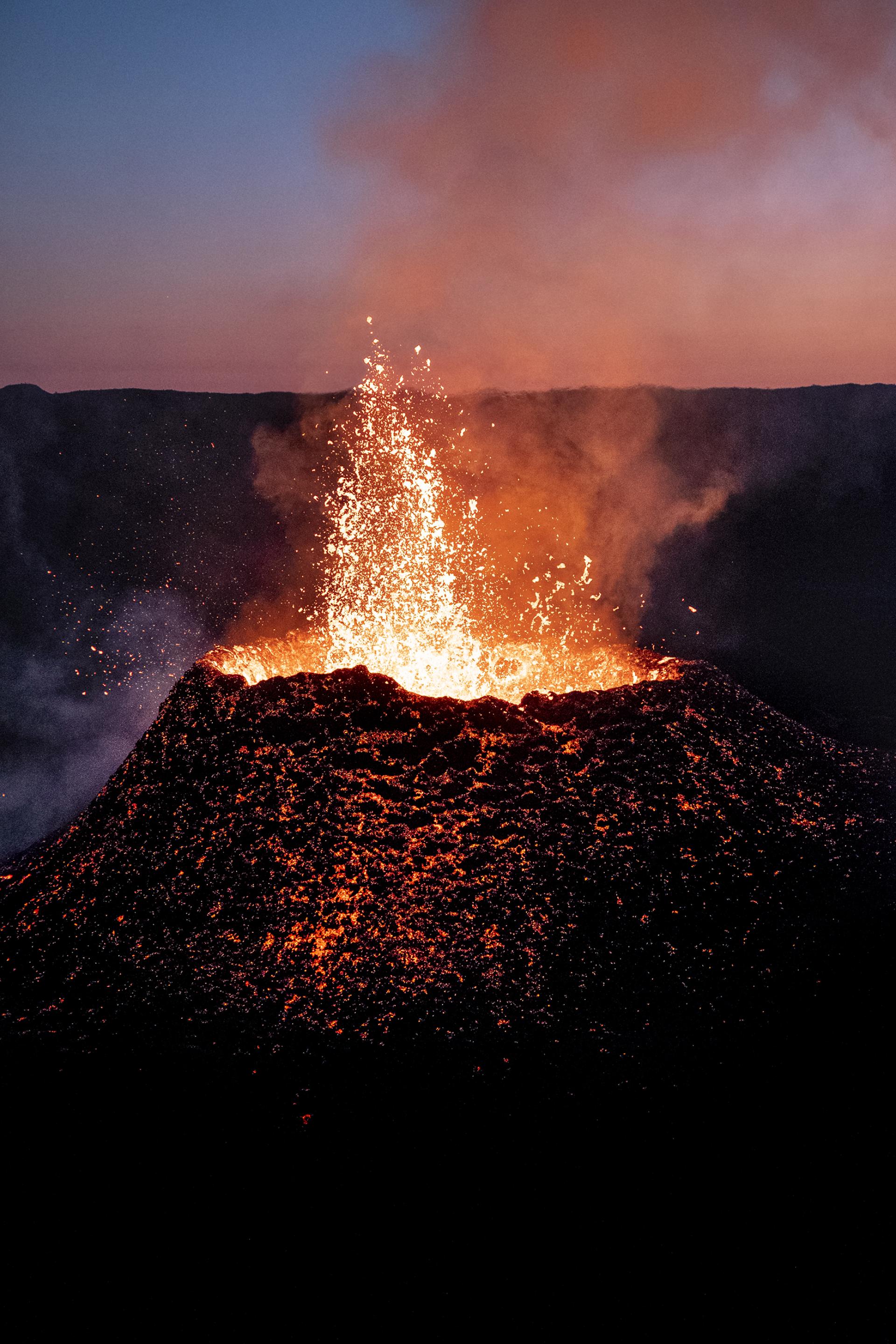 Vue du cratère Rivals, qui est un cône volcanique adventif du Piton de la Fournaise, lors de l'éruption volcanique de septembre - octobre 2022, à la Réunion