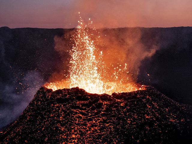 Vue du cratère Rivals, qui est un cône volcanique adventif du Piton de la Fournaise, lors de l'éruption volcanique de septembre - octobre 2022, à la Réunion