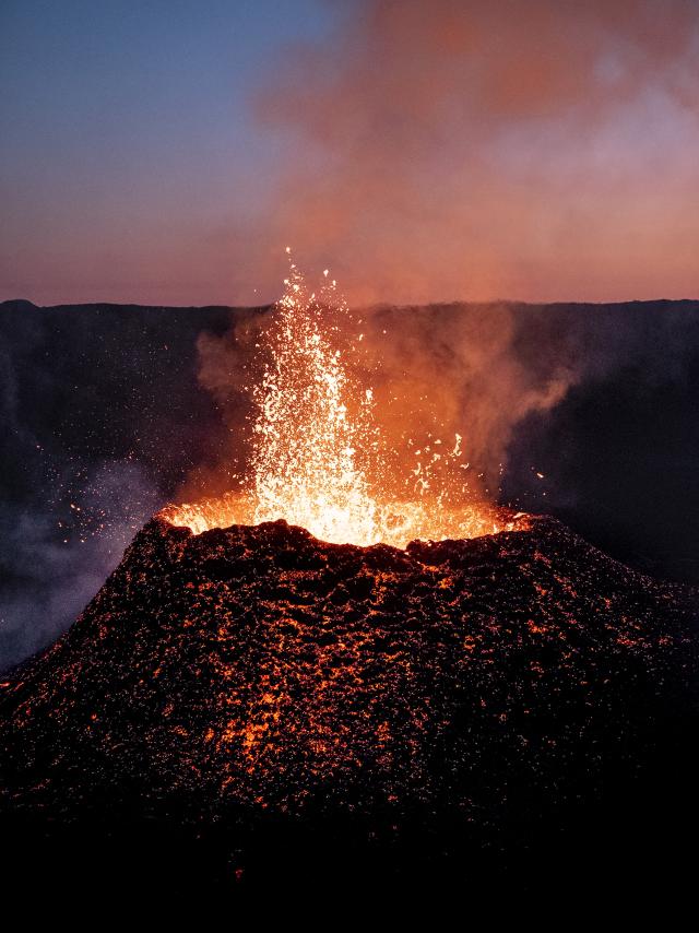 Vue du cratère Rivals, qui est un cône volcanique adventif du Piton de la Fournaise, lors de l'éruption volcanique de septembre - octobre 2022, à la Réunion