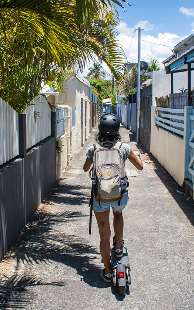 Expérience Escapade en trottinette électrique à La Réunion - Irt@Ze Caillou dt janv 2035 - Dans les ruelles de Terre -Sainte