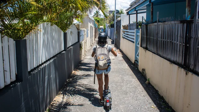 Expérience Escapade en trottinette électrique à La Réunion - Irt@Ze Caillou dt janv 2035 - Dans les ruelles de Terre -Sainte