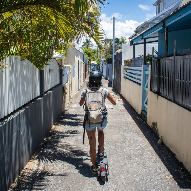 Expérience Escapade en trottinette électrique à La Réunion - Irt@Ze Caillou dt janv 2035 - Dans les ruelles de Terre -Sainte