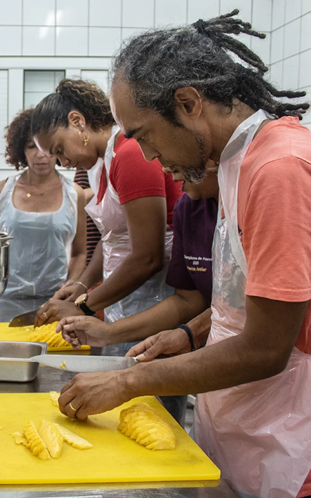 Expérience Les Délices de Préma: l'excellence de la confiture réunionnaise. Visite de champ de pitayas, d'ananas victoria et de canne à sucre, puis atelier de confiture avec Préma, la Championne de France 2023 des confituriers.