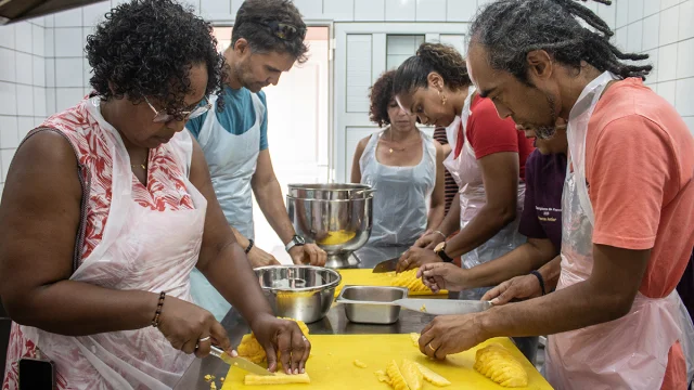 Expérience Les Délices de Préma: l'excellence de la confiture réunionnaise. Visite de champ de pitayas, d'ananas victoria et de canne à sucre, puis atelier de confiture avec Préma, la Championne de France 2023 des confituriers.