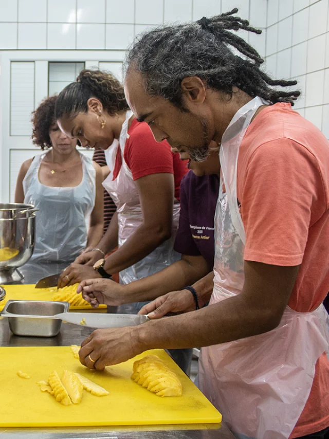 Expérience Les Délices de Préma: l'excellence de la confiture réunionnaise. Visite de champ de pitayas, d'ananas victoria et de canne à sucre, puis atelier de confiture avec Préma, la Championne de France 2023 des confituriers.
